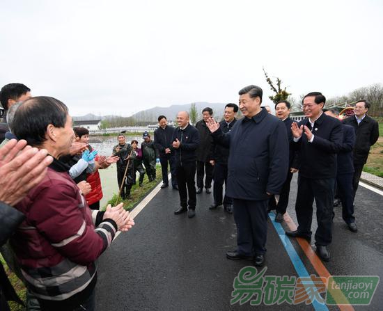 2020年3月30日，中共中央總書記、國家主席、中央軍委主席習近平在浙江省安吉縣天荒坪鎮余村考察，同村民們親切交談，了解該村多年來踐行“綠水青山就是金山銀山”理念、推動綠色發展發生的巨大變化。新華社記者申宏攝